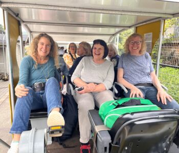 a group of women sitting in a trolley - Lachclub Frankfurt in der Draisine 31. Juni 2025