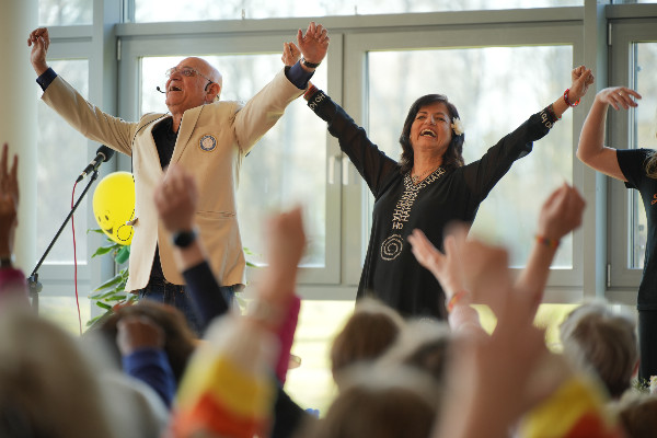 Madan und Madhuri Kataria lachen beim 8. Deutschen Lachyoga-Kongress in Bad Meinberg, 2026, Foto: Daniel Schellongowski