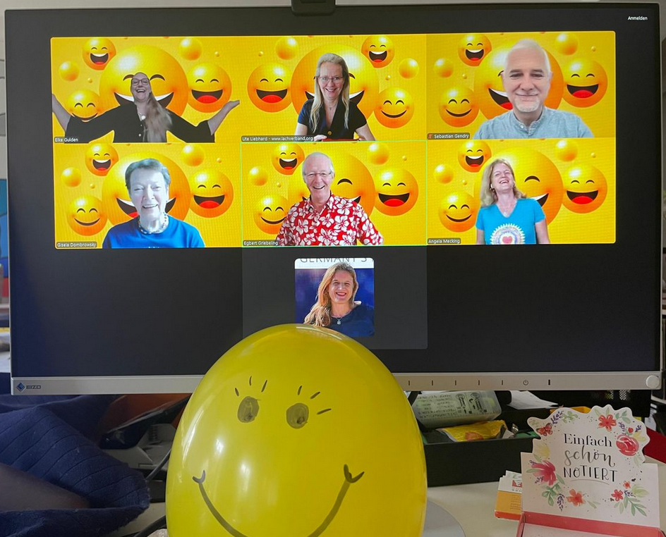 Gemeinsame Aktion des Lachyoga-Verbandes und von Master Trainer:innen

Wir wollen das Lachen in die Welt bringen! Dafür haben wir uns zusammen getan, um zu verschiedenen Anlässen zum gemeinsamen Online-Lachen einzuladen. Zum Beispiel am Weltlachtag, an dem wir erstmalig in 2025 mit über 200 Menschen gemeinsam lachen durften.

"Lachen - jetzt erst recht" wurde ins Leben gerufen von:

Den Master Trainer:innen Angela Mecking, Gisela Dombrowsky und  Egbert Griebeling

Dem Europäischen Berufsverband für Lachyoga und Humortraining, vertreten durch Ute Liebhard und Elke Gulden

Weitere Unterstützer:innen und Mit-Akteure sind:

Der Verein "Hauptstadt lacht" in Berlin
Sebastian Gendry mit "Laughter Wellness"

Schirmherr und VIP-Gast bei den Events: Dr. Madan Kataria, Begründer des Lachyoga