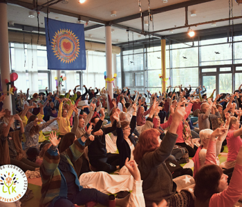 Foto mit vielen lachenden Menschen, erhobene Arme, beim 7. Lachyoga-Kongress 2024