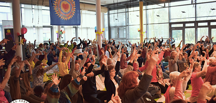 Foto mit vielen lachenden Menschen, erhobene Arme, beim 7. Lachyoga-Kongress 2024