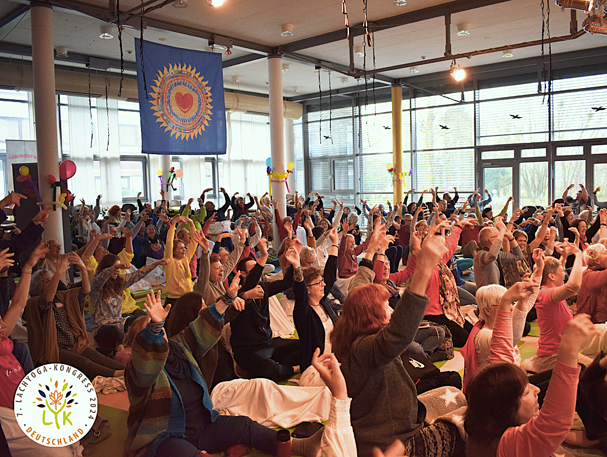Foto mit vielen lachenden Menschen, erhobene Arme, beim 7. Lachyoga-Kongress 2024
